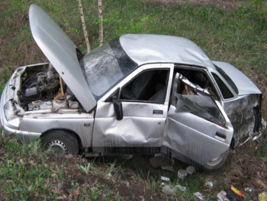 Водитель без прав в Ростовской области устроил ДТП и оставил в машине раненых подростков