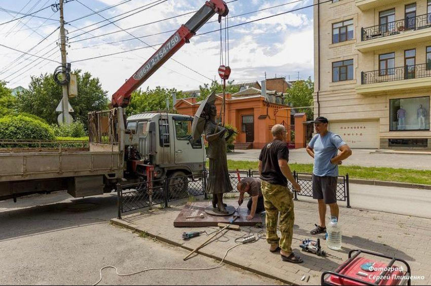 В Таганроге вернули на место памятник Фаине Раневской и скульптуру «Толстый и тонкий»