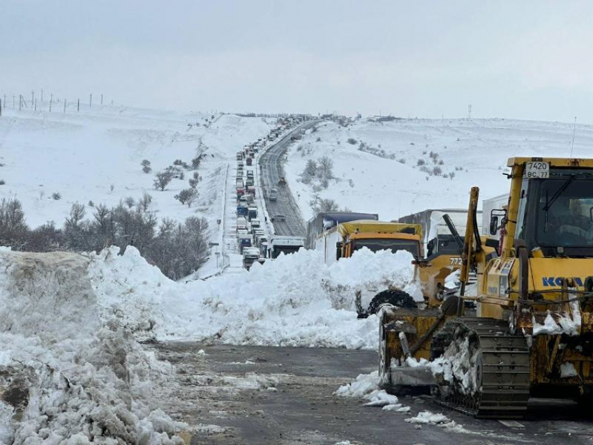 С трассы М-4 «Дон» в Ростовской области эвакуировали 65 человек