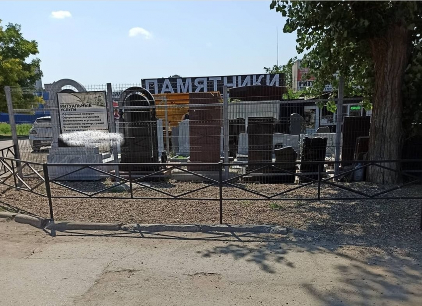Три жителя Ростовской области украли с кладбища 30 надгробий