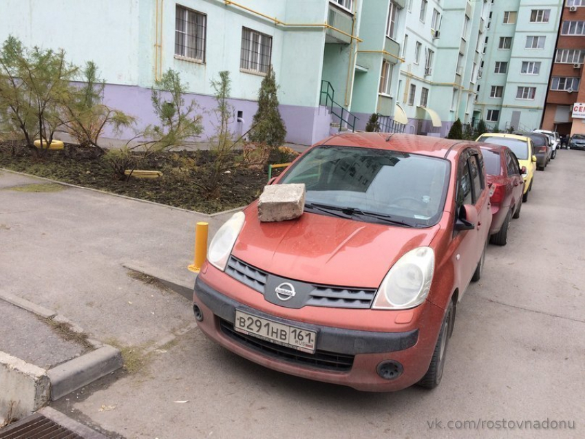 Глыбу камня положили на «Ниссан» в Ростове, наказав водителя за парковку 