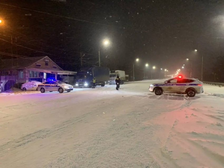 Пункты обогрева развернули на трассах Ростовской области из-за сильного снегопада 