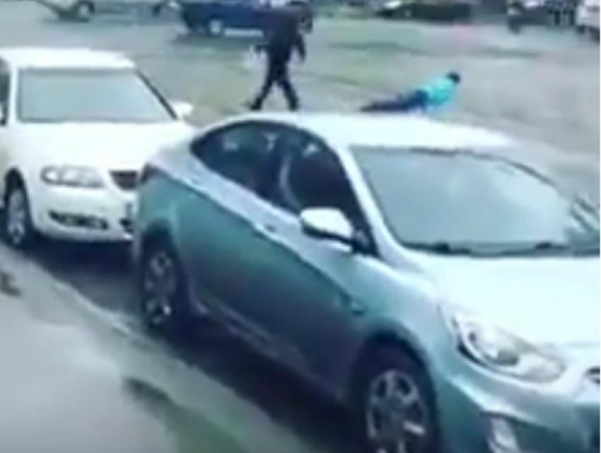Экстремальные отжимания мужчины на пешеходном переходе Ростова попали на видео