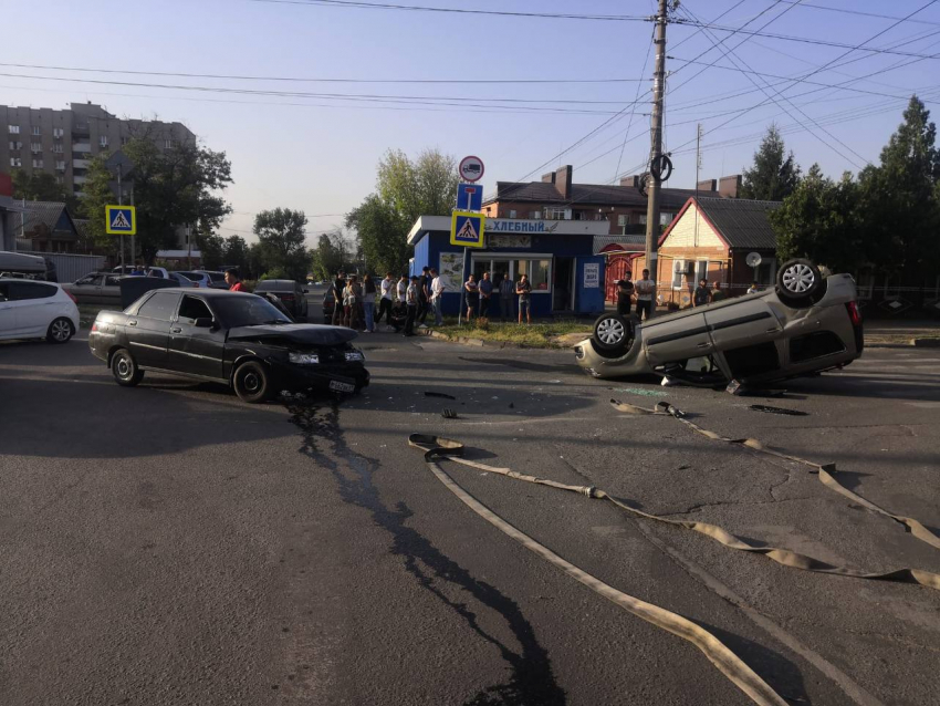 В Ростовской области произошла авария с опрокидыванием автомобиля