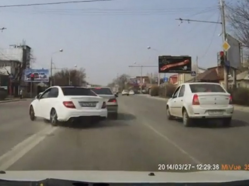 В Ростове гонщик на «Мерседесе» спровоцировал аварию и едва не сбил человека, нарушив ПДД. ВИДЕО
