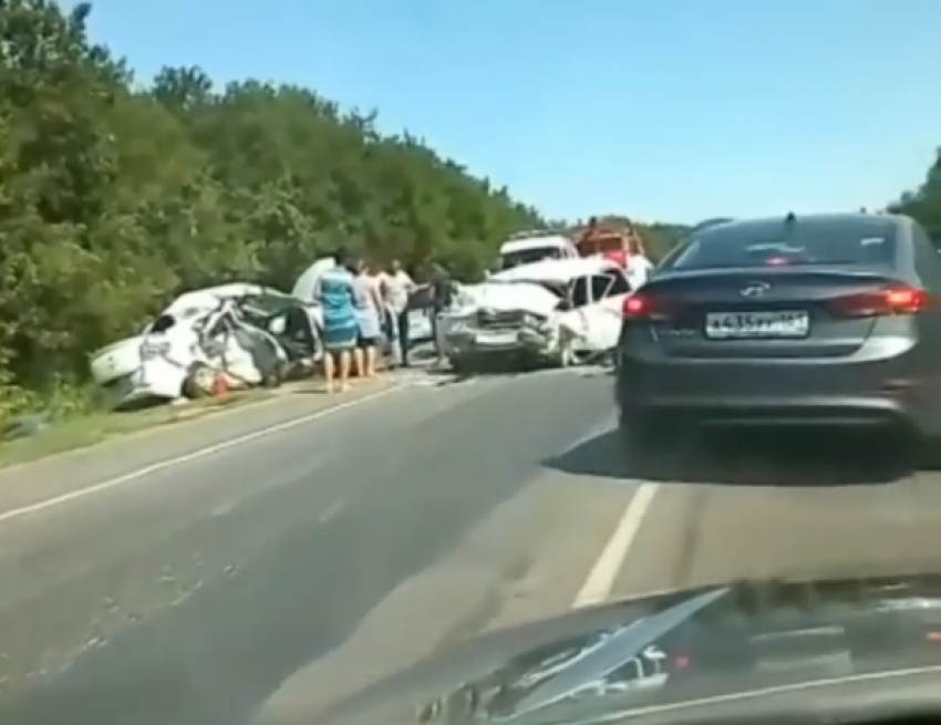 В жутком ДТП на трассе Ростов-Волгодонск погибли два человека