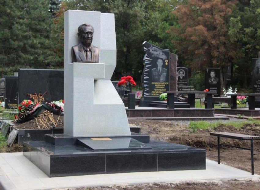 Бывшему директору «Ростсельмаша» Юрию Пескову установили памятник на Северном кладбище 