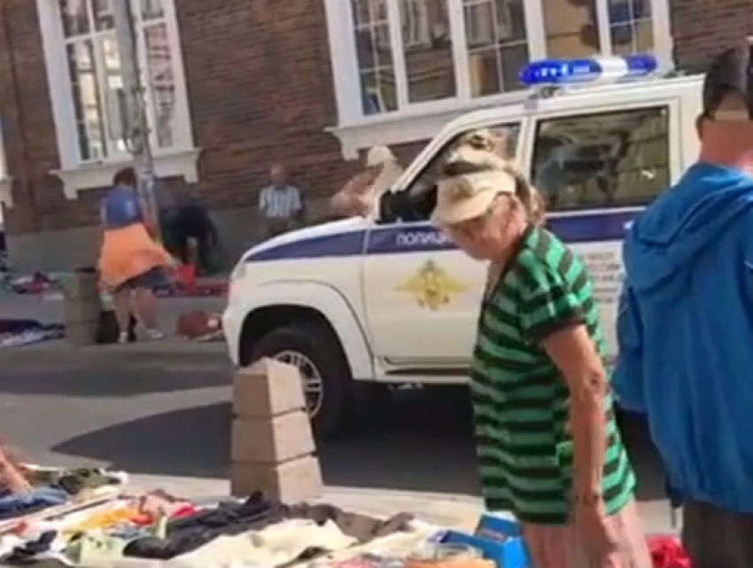 Попытка разогнать блошиный рынок экипажем полиции в Ростове попала на видео