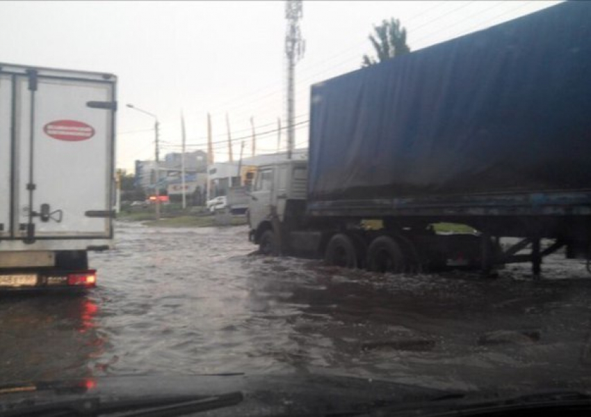 В Ростове на Малиновского снова плывут автомобили 