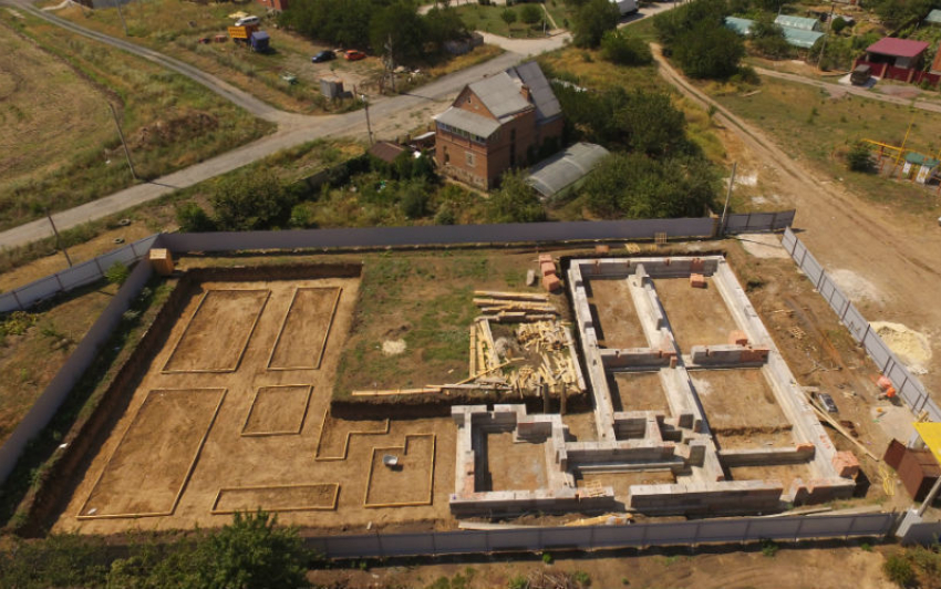 Строящийся дом для детей – сирот возмутил новочеркассца