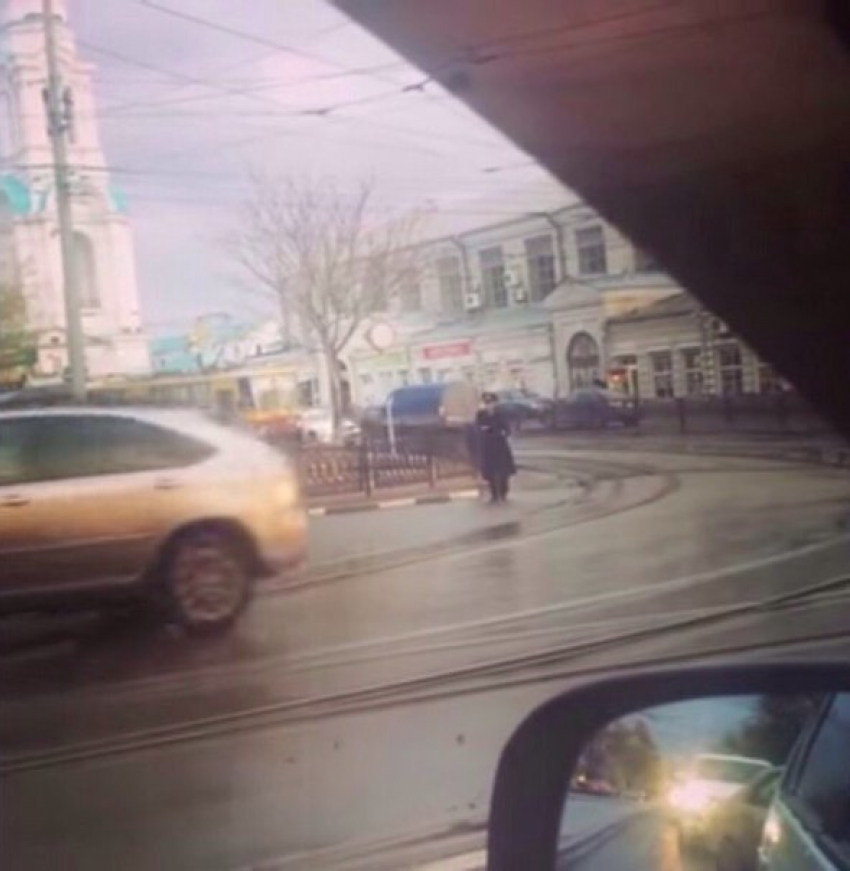 Юный «сотрудник ДПС» развлекает ростовчан своими танцами