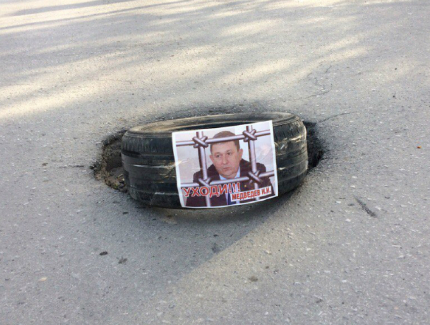 Позорное наказание мэру Медведеву устроили возмущенные состоянием дорог жители Шахт