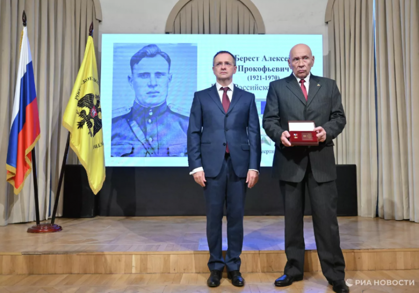 Внуку участника штурма Рейхстага вручили медаль «Золотая Звезда» Героя России