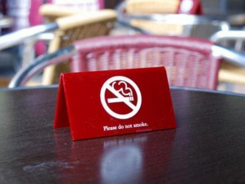 В Госдуму внесен законопроект, разрешающий курить на летних верандах кафе и ресторанов