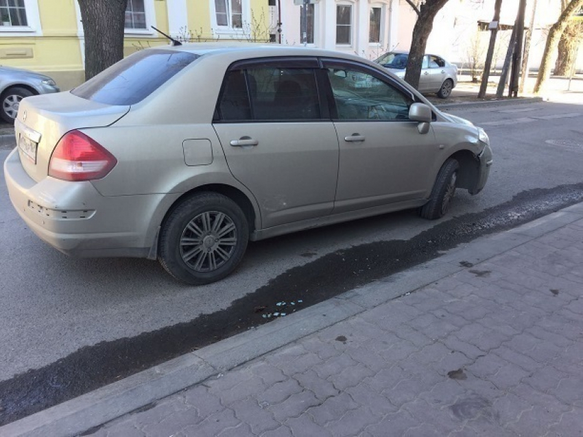 Загадочная иномарка перегородила место для парковки в Ростове
