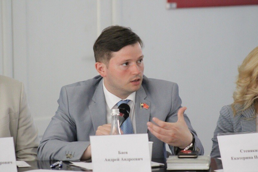 Очень бедный депутат-адвокат из гордумы Ростова официально зарабатывает 22 тысячи в месяц