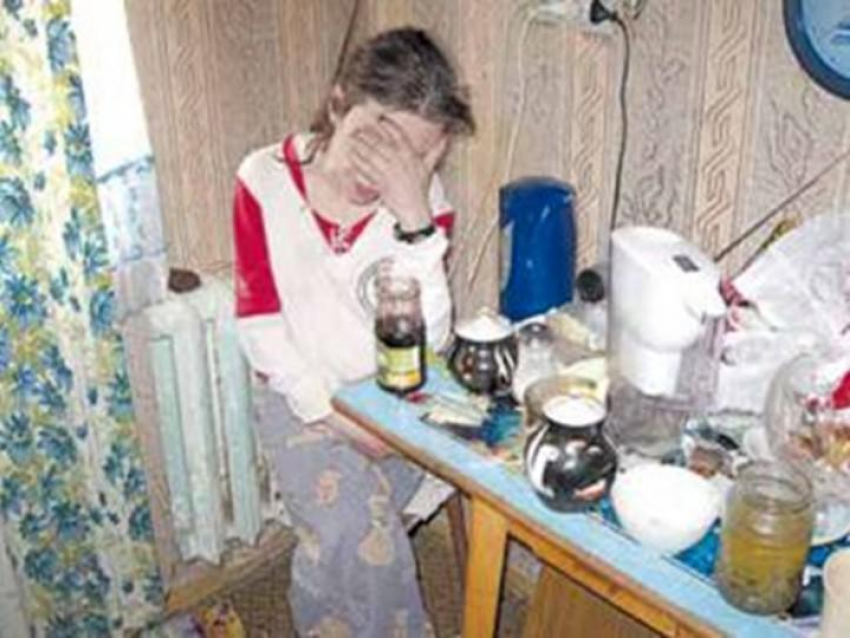 Мать-алкоголичку оштрафовали за то, что она загубила здоровье шестерых дочерей в Ростовской области
