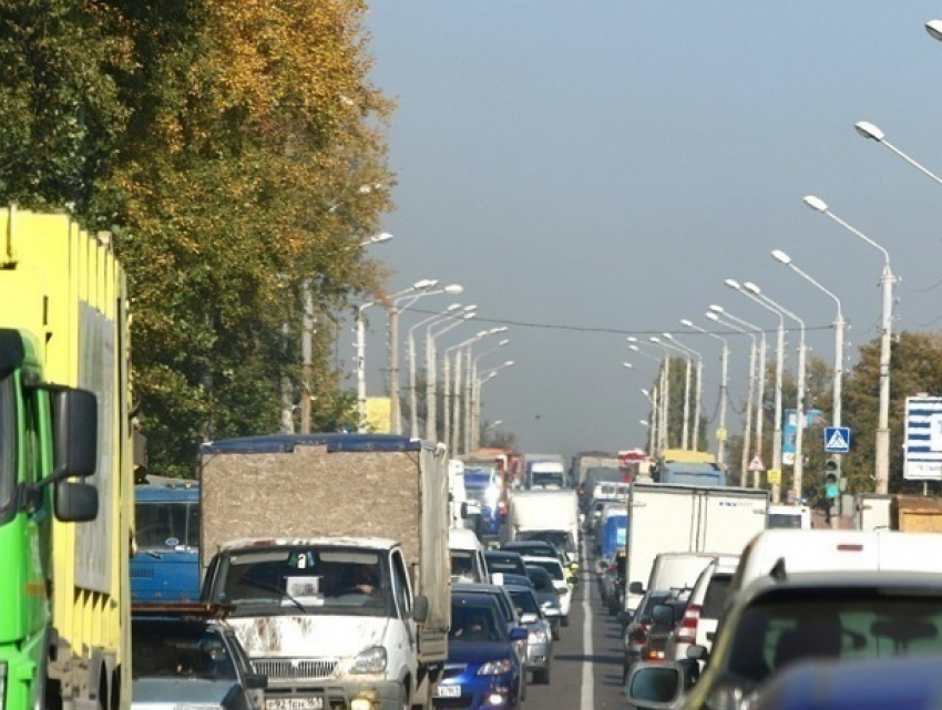 ДТП и дорожные работы заперли автомобилистов в пятничных пробках в Ростове