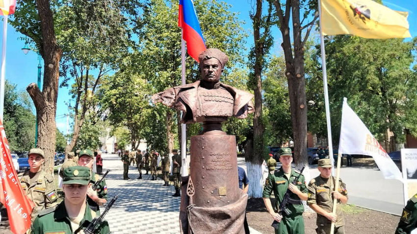 В Новочеркасске открыли памятник военачальнику Якову Крейзеру