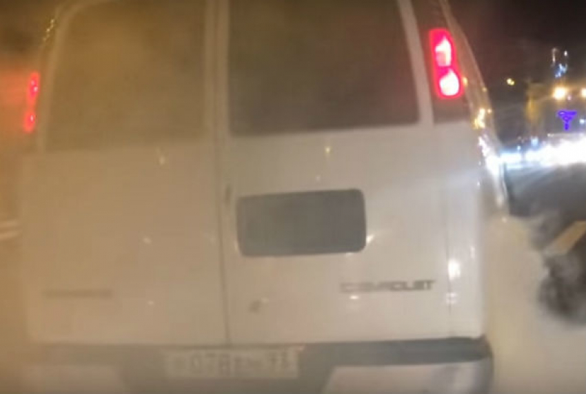 Странный экстрим водителя битой иномарки в центре Ростова попал на видео