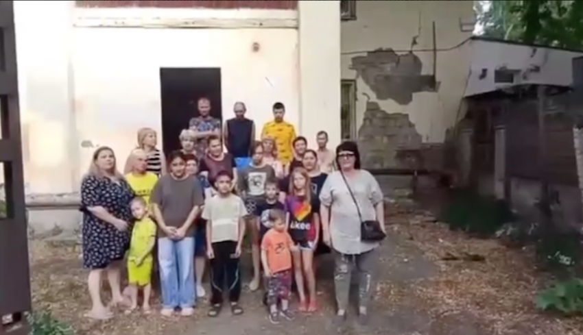 Сквозные трещины, потолок обваливается: многодетные семьи и инвалиды умоляют Слюсаря о расселении