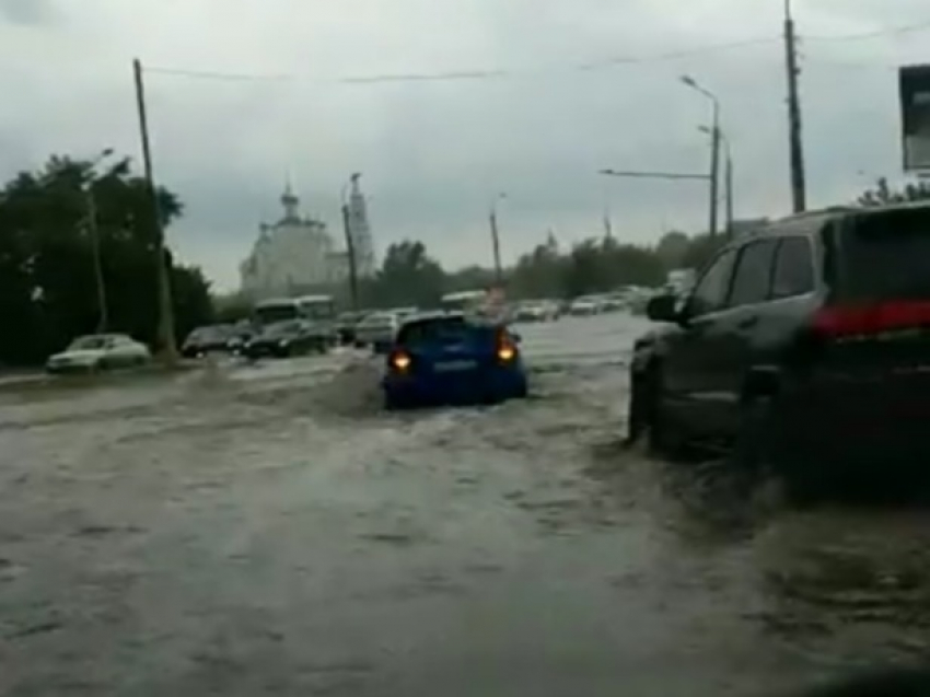 После мощного ливня по улицам Ростова поплыли люди, машины и асфальт