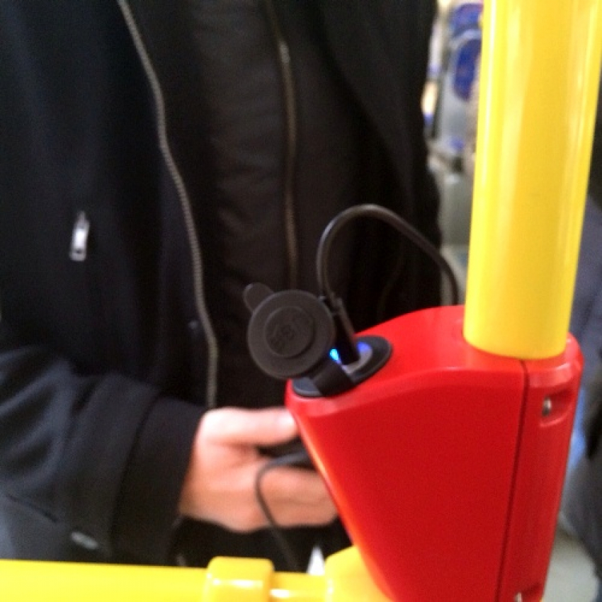 В четырех автобусах Ростова установили разъемы для зарядки мобильных телефонов