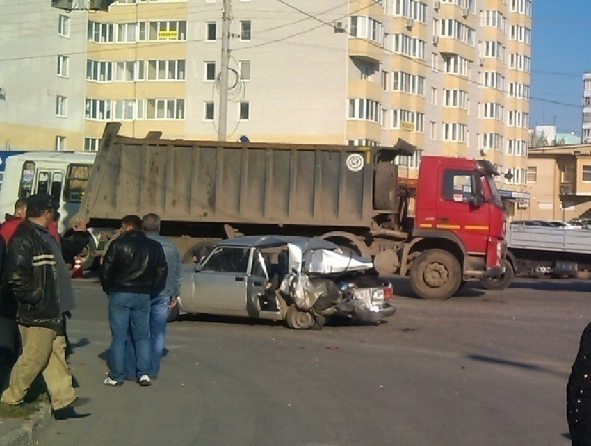В Таганроге грузовик «Вольво» смял ВАЗ