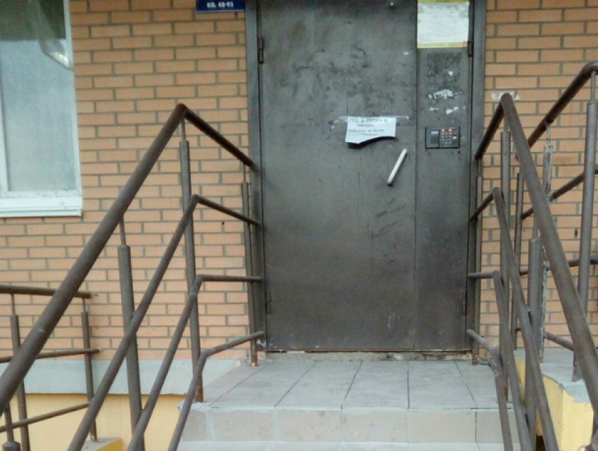 После укладки плитки на ступеньках многоэтажки ростовчанам предложили «научиться левитировать»