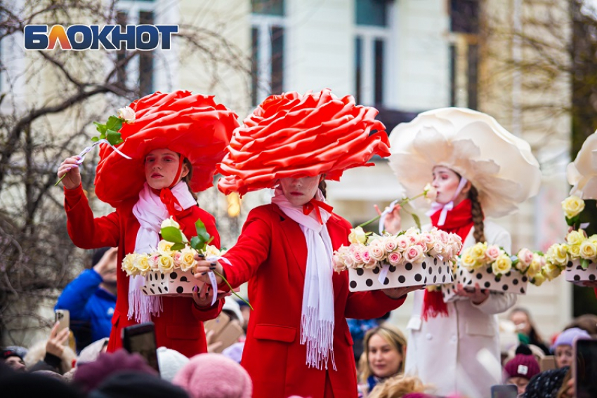 В Ростове встретили весну с уличным театром: фоторепортаж с романтического цветочного праздника