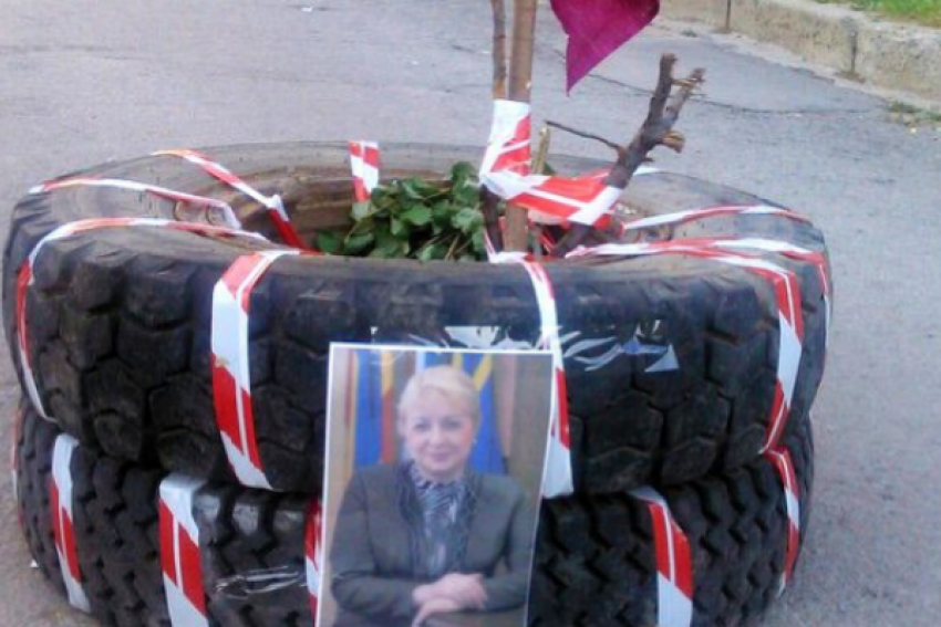 Жители Ростовской области «украсили» дорожную яму фотографией главы района
