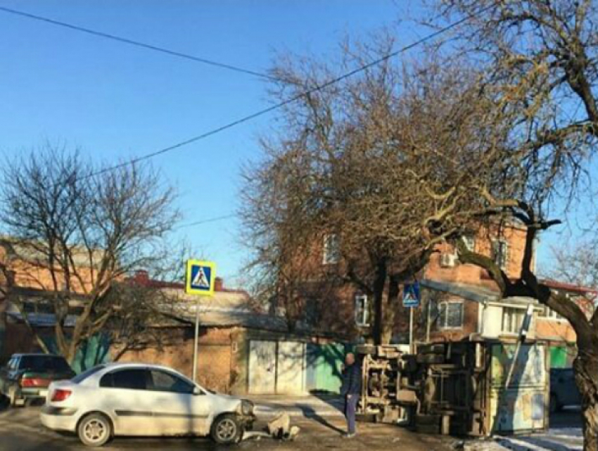 Перевернувшаяся после ДТП «Газель» перекрыла дорогу на улице Крупской в Ростове