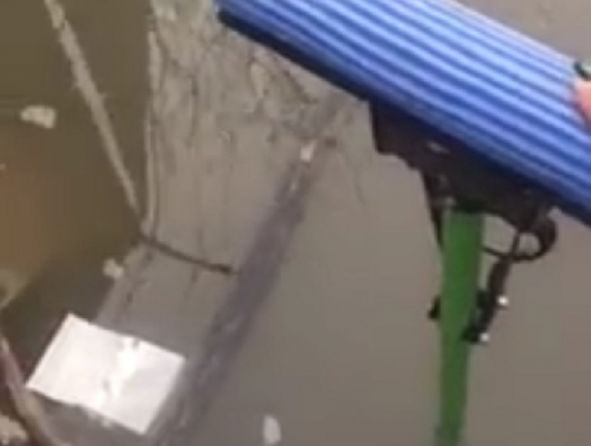 Школьник в Ростове провалился в котлован с водой на глазах у матери