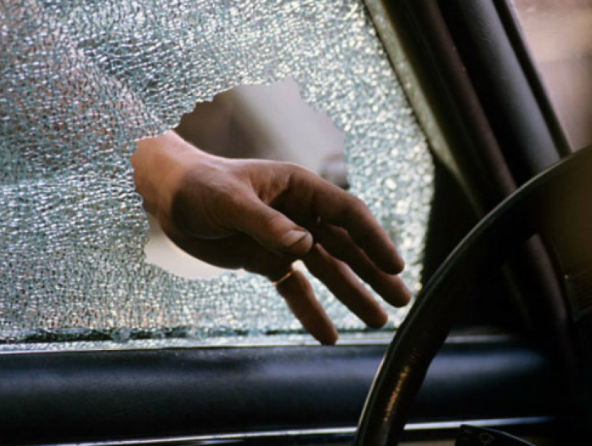 Молодой рецидивист разбил окно припаркованного в Таганроге автомобиля и совершил преступление
