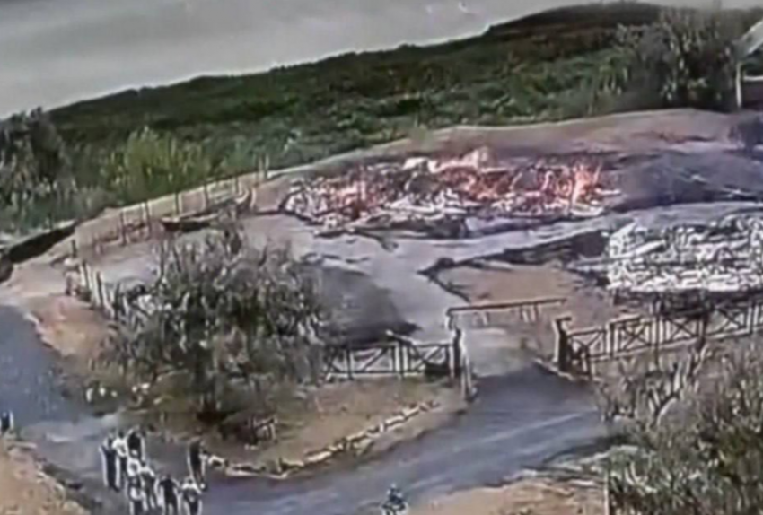 Огонь перебросился на машины и жилые дома во время пожара маяка в Мержаново 