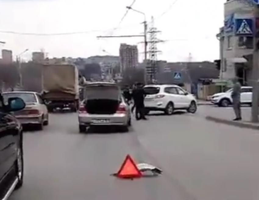 Столкновение иномарок спровоцировало пробку в Ростове и попало на видео