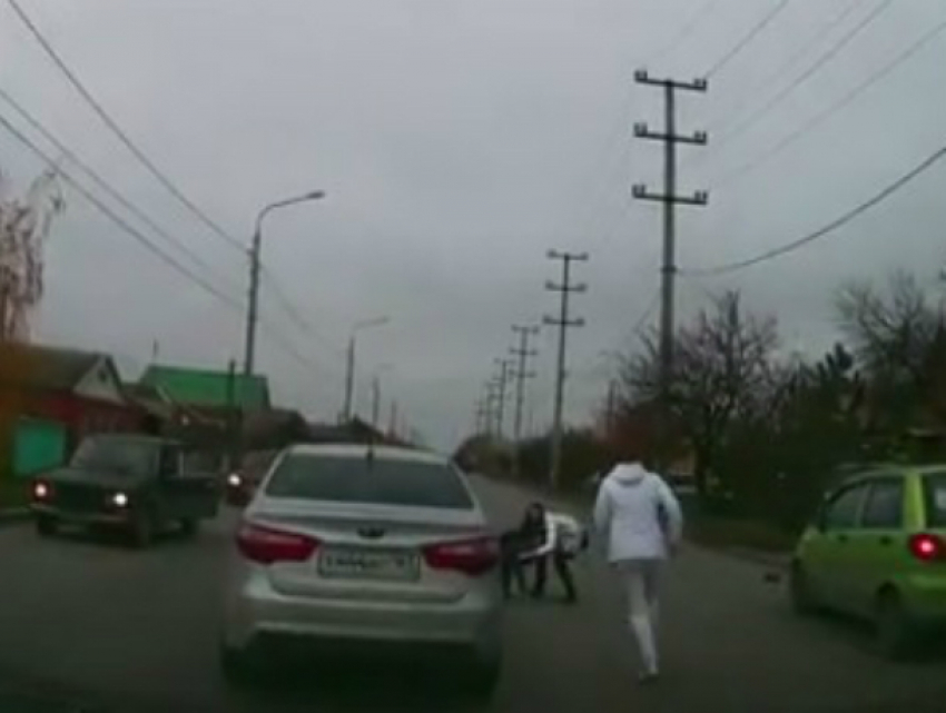 Молодая автоледи сбила переходившего дорогу по «зебре» школьника под Ростовом на видео