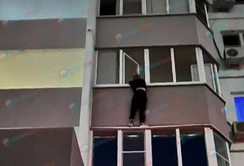 На Суворовском спасли висевшую за балконом ростовчанку