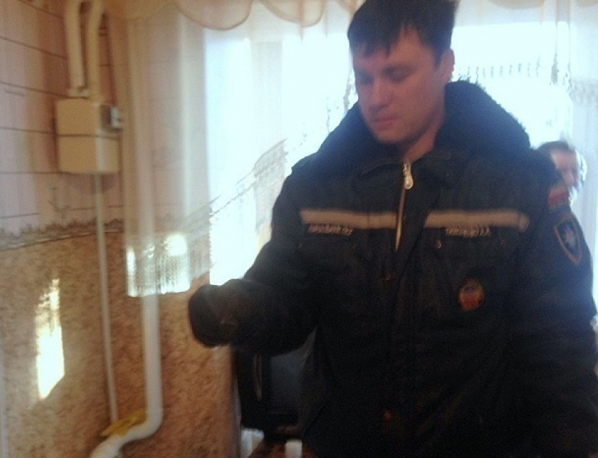 Чудесное спасение «ужасного животного» из дымохода в Ростовской области сняли на фото