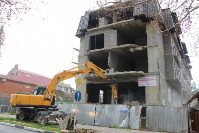 В Таганроге заставили снести самовольную застройку