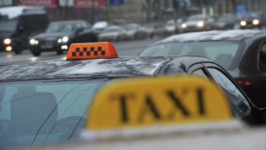 В Шахтах таксист незаметно привез разбойника в полицию 