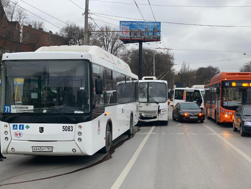После ДТП с автобусами на Стачки в больнице остается один пассажир