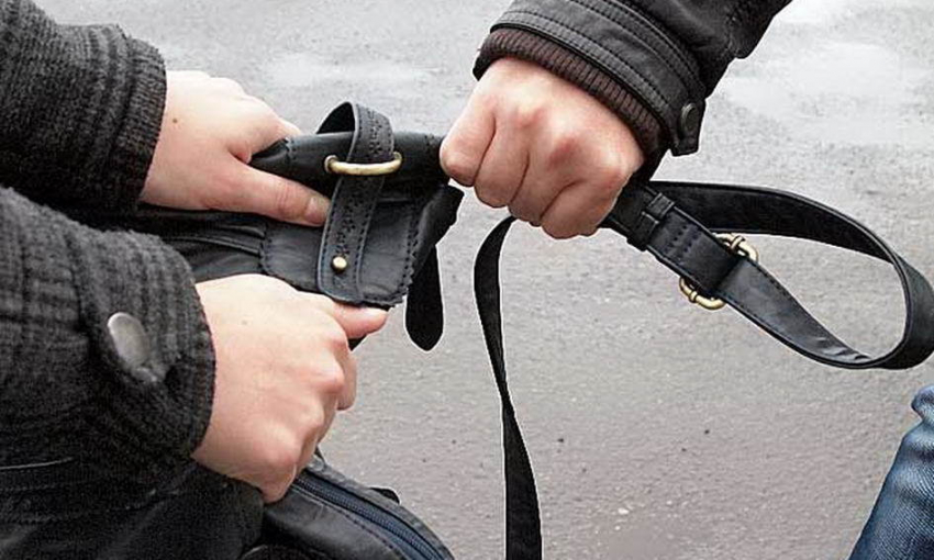 Днем в центре Ростова вор украл у женщины сумку с дорогостоящей техникой