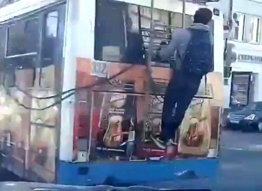 Висящего на троллейбусе «гигантского зайца» сняли на видео в Ростове