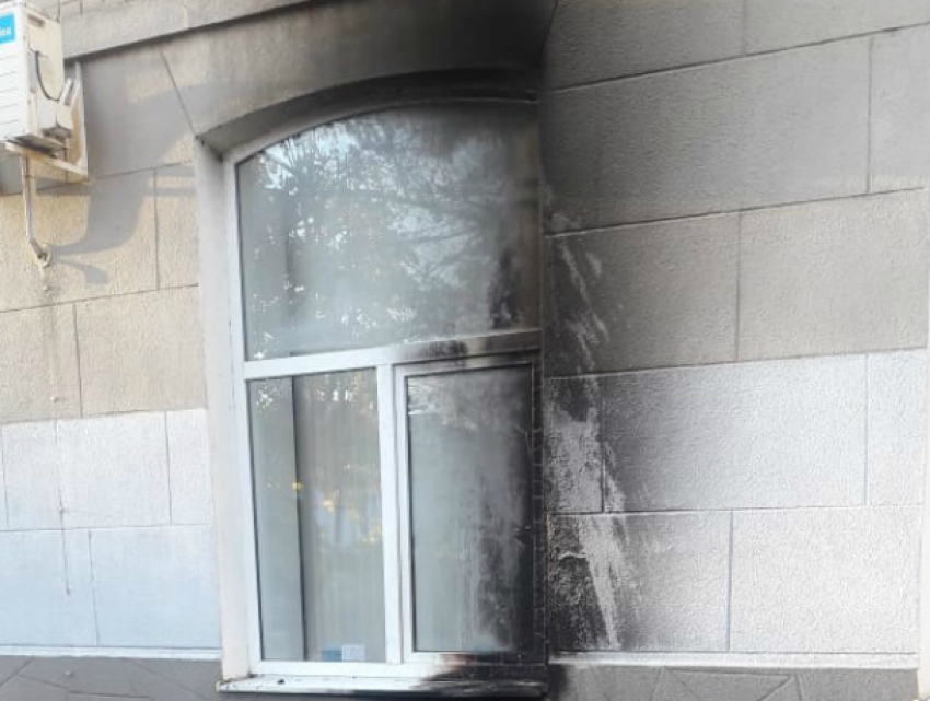 Хулиганы совершили нападение на офис партии «Единая Россия» под Ростовом