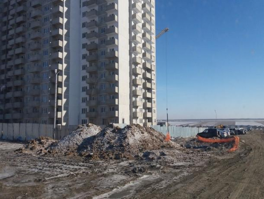 Строителей жилого района «Суворовский» Ростова наказали за незаконное складирование