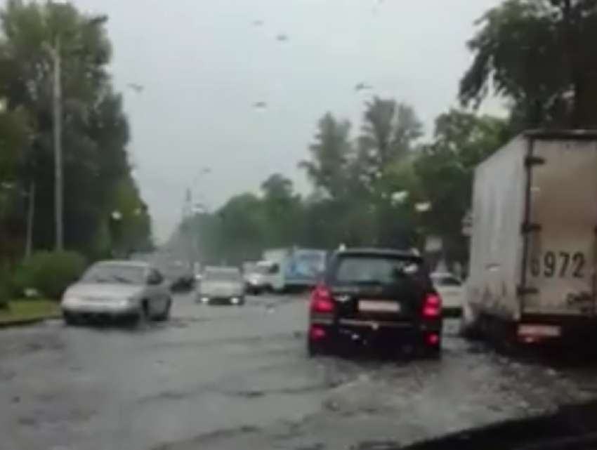 Ростов снова «поплыл» из-за несильного дождя и проблемных ливневок на видео