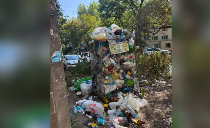 Региональный оператор просит демонтировать сетки для сбора пластика в Ростове-на-Дону