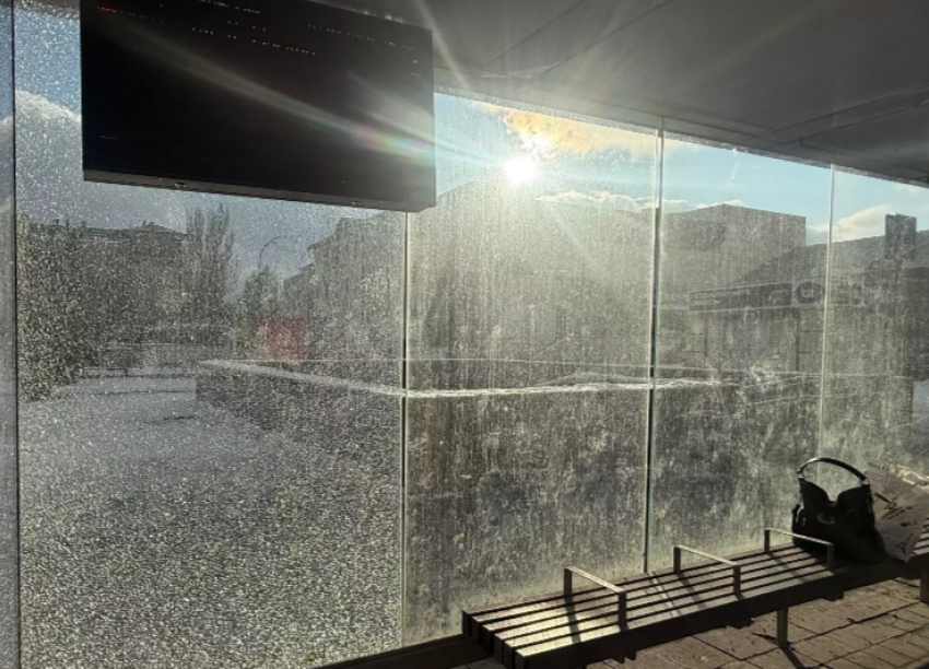 Вандалы разгромили «умную» остановку в центре Ростова