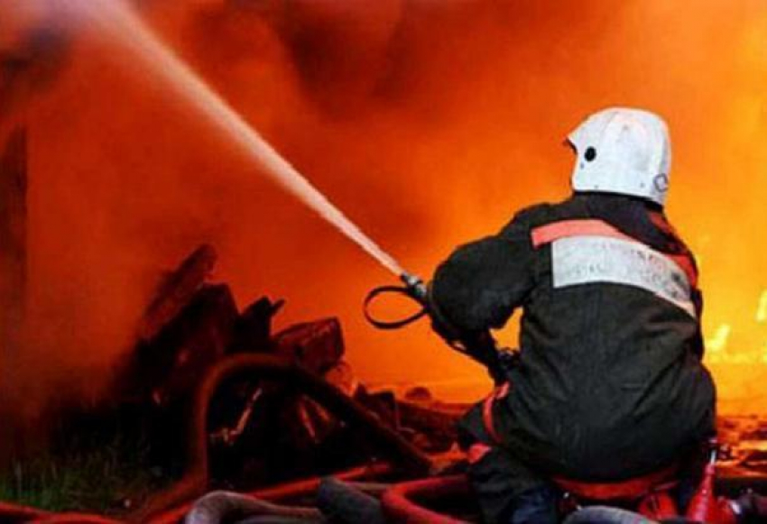 На рынке в Аксае сгорели три павильона и «Газель»